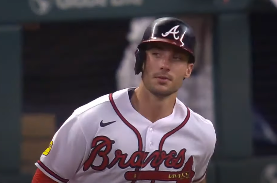 Matt Olson's shortest homer of the year with a 337-foot popper at Citizens Bank Park.