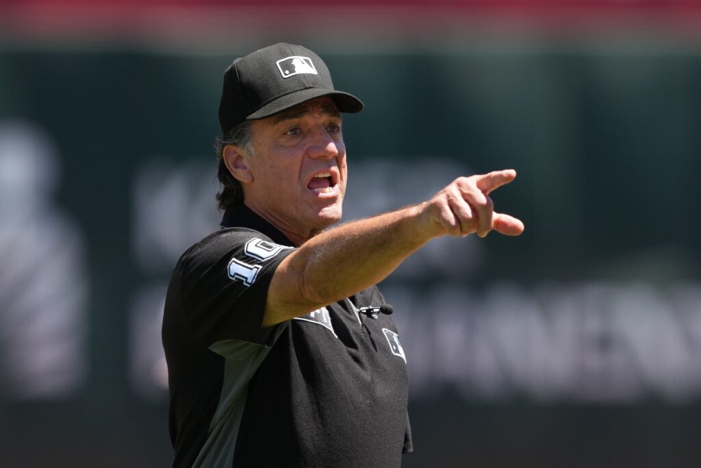 Cuzzi Points the Finger—Literally - ATL Braves Country Cuzzi Points the Finger—Literally