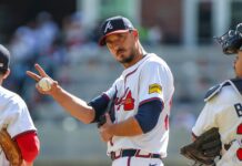 Charlie Morton Walks Off to Roaring Cheers in Braves’ Finale Charlie Morton Walks Off to Roaring Cheers in Braves' Finale