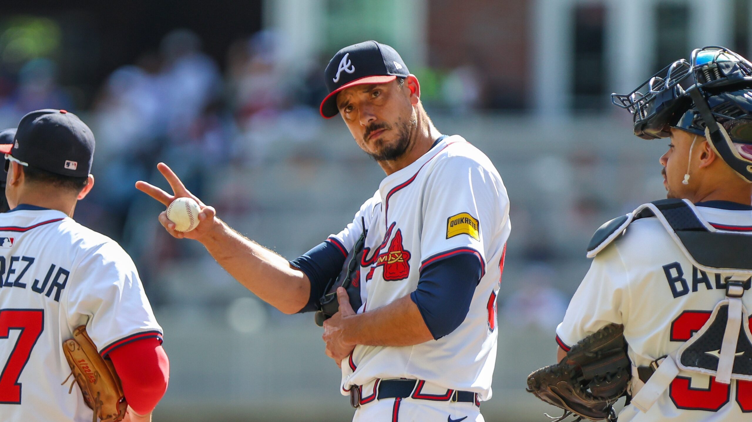 Charlie Morton Walks Off to Roaring Cheers in Braves' Finale Charlie Morton Walks Off to Roaring Cheers in Braves' Finale