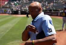 Umpire Gets Laughed At By Players After Horrific Blunder Umpire Gets Laughed At By Players After Horrific Blunder