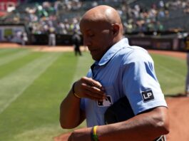 Umpire Gets Laughed At By Players After Horrific Blunder